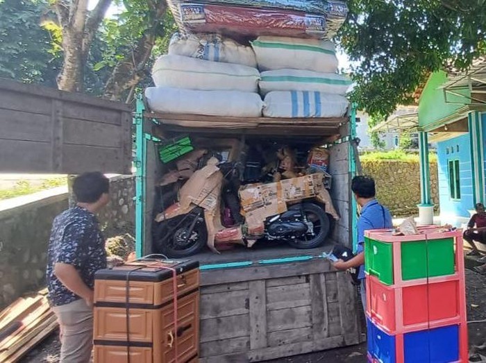 Belasan motor bodong dimuat dalam truk yang diamankan polisi di depan rumah warga di Tanjungsari, Kecamatan Tlogowungu, Pati, Selasa (9/7/2024). Foto diunggah pada Kamis (11/7/2024).