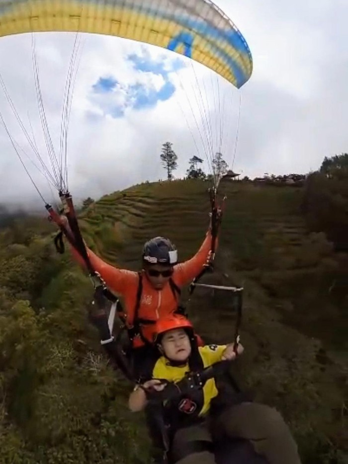 Beragam ekspresi penumpang terbang tandem paralayang di Gunung Banyak Kota Batu.