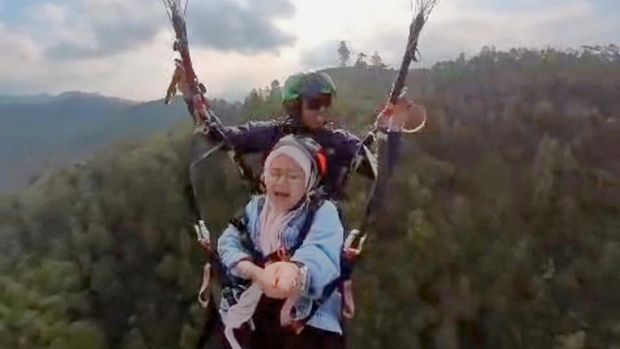 Beragam ekspresi penumpang terbang tandem paralayang di Gunung Banyak Kota Batu.