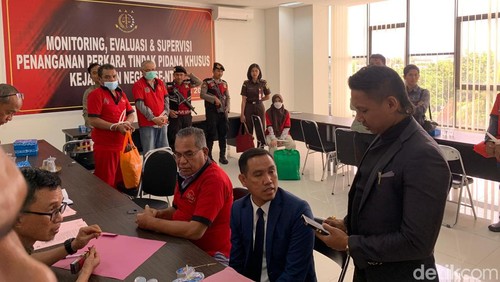 Berkas perkara lima tersangka korupsi pembangunan RS Pratama Menggelewa pada Dinas Kesehatan Kabupaten Dompu diserahkan ke Kejati NTB, Kamis (11/7/2024). (Foto: Ahmad Viqi/detikBali)