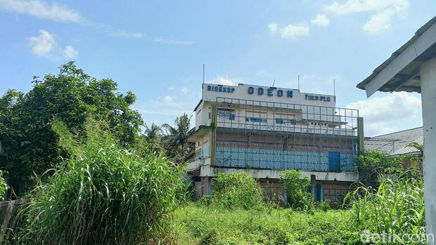 Bioskop Odeon Palembang kini dikelilingi rumput liar.