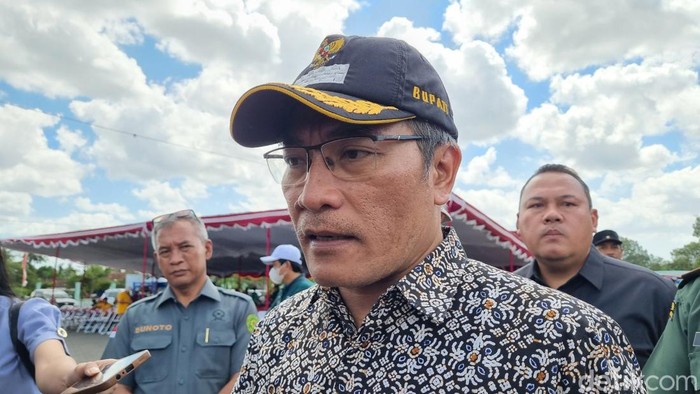 Bupati Bantul, Abdul Halim Muslih saat memberikan keterangan usai menghadiri Bantul Agro Expo di Kapanewon Imogiri, Kabupaten Bantul, Kamis (11/7/2024).