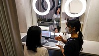 Raksasa kosmetik Korea Selatan, AmorePacific, telah mengembangkan sistem manufaktur riasan berbasis lengan robotik bertenaga AI yang membantu menemukan kosmetik yang disesuaikan dengan kebutuhan konsumen.