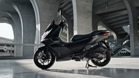 CFMoto pun memberikan bocoran fitur-fitur yang bakal ada di skutik 150 cc nya itu. Pertama ada kapasitas tangki 8,5 liter yang bisa membuat motor ini melaju hingga jarak 300 km, kemudian ada kapasitas bagasi seluas 30 liter di bawah jok dengan inner box 1,5 liter di area kokpit. Foto: Facebook CFMoto Official