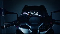 Lanjut ada fitur panel instrumen digital 5 TFT display and T-BOX for seamless connectivity, juga ditunjang USB-A & Type-C socket for fast charging on the go untuk mengisi ulang daya gawai pengendara. Foto: Facebook CFMoto Official