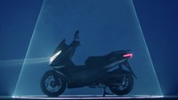 Dari segi desain, CFMoto 150SC hadir dengan rupa yang bongsor khas skutik  150 cc kekinian. Desain fascianya cukup elegan dengan bentuk lampu utama mirip Honda PCX. Desain lampu sein depan motor ini cukup unik, terpisah dari tebeng depan. Sementara untuk bagian bodi belakangnya cenderung agresif. Foto: Facebook CFMoto Official