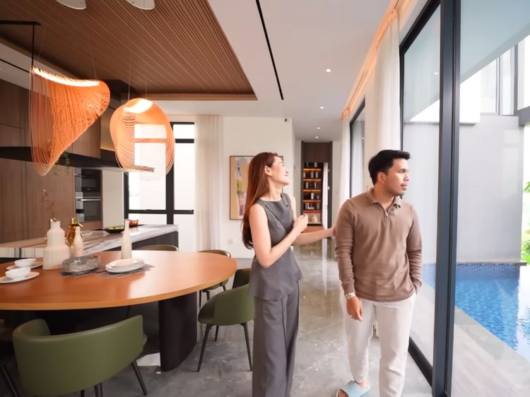 Dapur Rumah Baru Thariq Halilintar dan Aaliyah Menghadap Kolam Renang