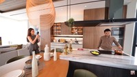 Untuk kompornya menggunakan kompor listrik. Tepat di atas island kitchennya juga dilengkapi dengan exhaust fan. Foto: YouTube Thariq Halilintar