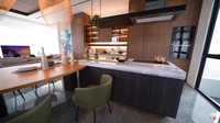 Tepat di samping island kitchennya terdapat meja makan dengan empat kursi. Dihiasi dengan dekorasi coklat senada dengan warna mejanya. Foto: YouTube Thariq Halilintar
