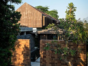 Duo Arsitek di Balik Villa Bali yang Mendunia dan Sederet Prestasinya