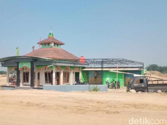 Dua rumah dan satu masjid di Desa Joton, Jogonalan, Kabupaten Klaten, yang masih berdiri di tengah proyek tol Jogja-Solo, Kamis (11/7/2024).