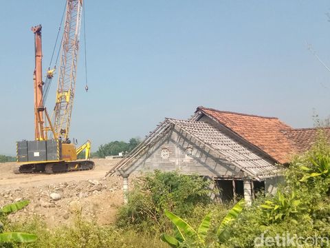 Dua rumah dan satu masjid di Desa Joton, Jogonalan, Kabupaten Klaten, yang masih berdiri di tengah proyek tol Jogja-Solo, Kamis (11/7/2024).