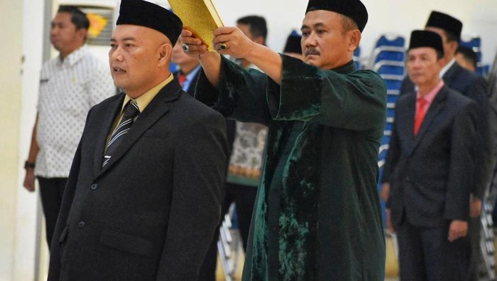 Eka Sanatha saat dilantik jadi Plh Sekda Karawang di Kantor Bupati Karawang