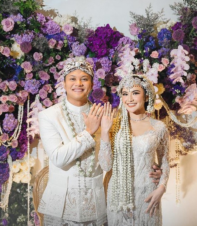 Di hari pernikahannya dengan Rizky Febian pada bulan Mei, Mahalini terlihat lebih langsing dengan wajah yang lebih tirus. Mahalini sering disebut telah melakukan perawatan botox dan filler wajah. Foto: dok. Instagram @mahaliniraharja