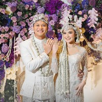 Di hari pernikahannya dengan Rizky Febian pada bulan Mei, Mahalini terlihat lebih langsing dengan wajah yang lebih tirus. Mahalini sering disebut telah melakukan perawatan botox dan filler wajah. Foto: dok. Instagram @mahaliniraharja