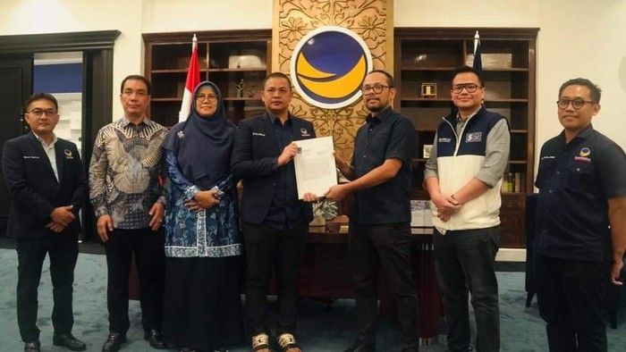 Foto: Penyerahan surat rekomendasi dari Partai NasDem ke Isro-Uyun (istimewa)