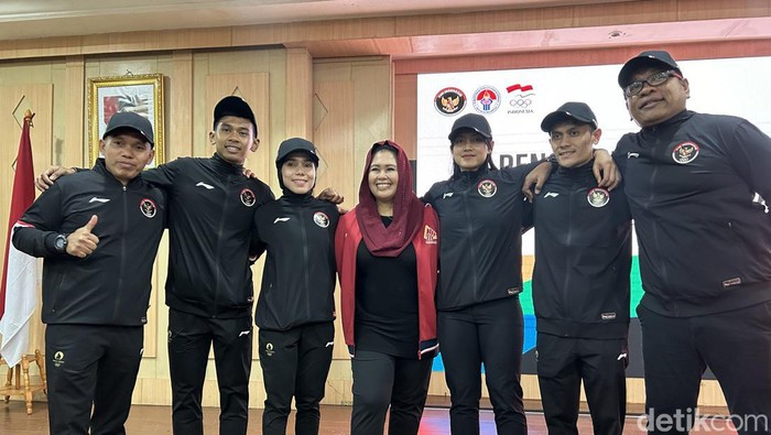 Ketua Umum Pengurus Besar Federasi Panjat Tebing Indonesia (PB FPTI) Yenny Wahid dan empat atlet panjat tebing Indonesia yang lolos ke Olimpiade 2024.