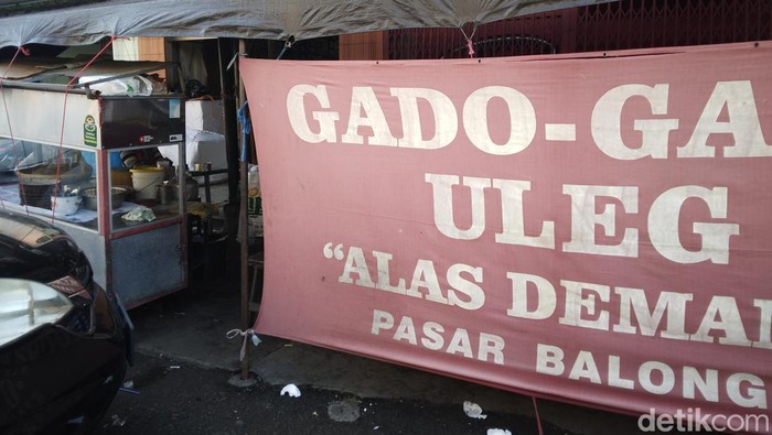 Gado-gado Alas Demang berlokasi di depan Pasar Balong, Pekalangan, Kecamatan Pekalipan, Kota Cirebon.
