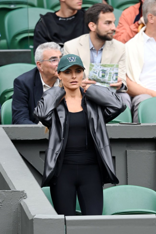 Bintang tenis Jerma Alexander Zverev memboyong pacarnya, Sophia Thomalla. Di pertandingan Zverev melawan petenis AS Taylor Fritz, Sophia berbusana serba hitam, dibungkus jaket kulit, lalu dipadu dengan basebell cap hijau Wimbledon berlogo W. Sayang, kehadirannya tidak cukup membantu Zverev bertahan di Wimbledon karena ia tersingkir. (Foto: Karwai Tang/WireImage)