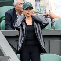 Bintang tenis Jerma Alexander Zverev memboyong pacarnya, Sophia Thomalla. Di pertandingan Zverev melawan petenis AS Taylor Fritz, Sophia berbusana serba hitam, dibungkus jaket kulit, lalu dipadu dengan basebell cap hijau Wimbledon berlogo W. Sayang, kehadirannya tidak cukup membantu Zverev bertahan di Wimbledon karena ia tersingkir. (Foto: Karwai Tang/WireImage)