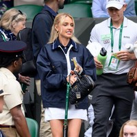 Seperti Zverev yang menjadi rivalnya di perempat final Wimbledon 2024, Taylor Fritz juga memboyong pacarnya yang bernama Morgan Riddle. Influencer fashion asal AS itu tampil dengan mini-dress putih yang dibungkus oversized parka.  (Foto: Karwai Tang/WireImage)