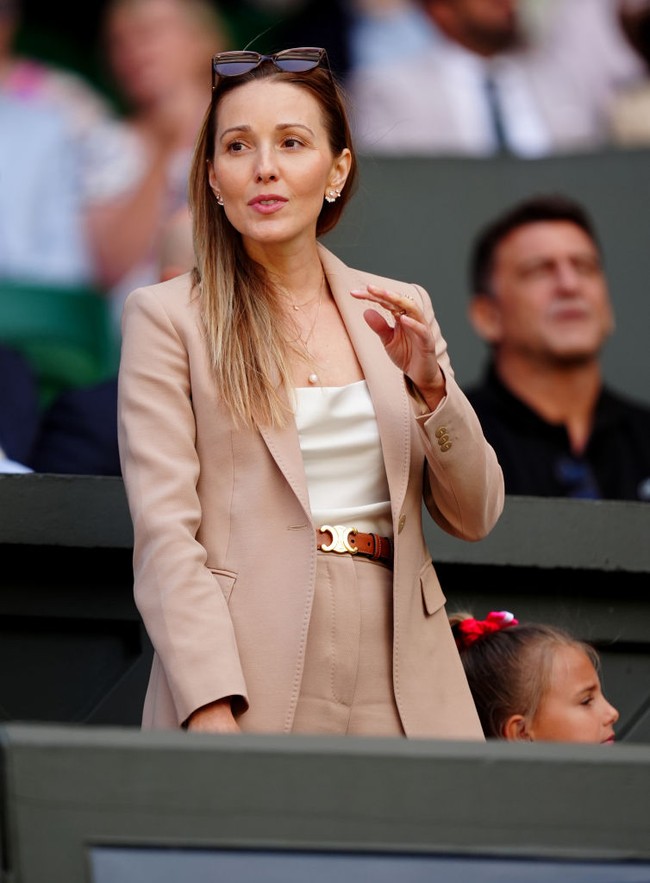 Dengan gayanya yang elegan, Jelena Djokovic selalu setia mendukung suaminya, petenis nomor 2 dunia Novak Djokovic. Di salah satu laga Novak, ibu dua anak ini muncul dalam balutan setelan berwarna beige yang dipadu dengan slim-belt Celine. (Foto: Mike Egerton/PA Images via Getty Images)