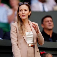 Dengan gayanya yang elegan, Jelena Djokovic selalu setia mendukung suaminya, petenis nomor 2 dunia Novak Djokovic. Di salah satu laga Novak, ibu dua anak ini muncul dalam balutan setelan berwarna beige yang dipadu dengan slim-belt Celine. (Foto: Mike Egerton/PA Images via Getty Images)