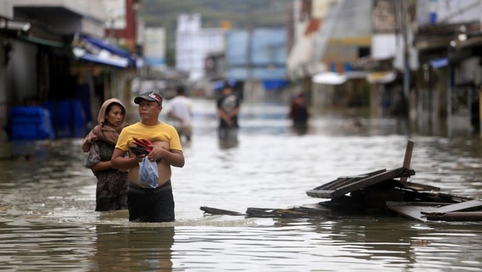 Gorontalo Banjir, Belasan Ribu Jiwa Terdampak Kendaraan SAR yang membawa korban banjir untuk dievakuasi melewati jalan yang tergenang banjir di Kota Gorontalo, Gorontalo, Kamis (11/7/2024). BPBD Kota Gorontalo mendata sebanyak 1.669 KK atau mencapai 12.487 jiwa terdampak banjir yang menggenangi Kecamatan Kota Selatan, Hulonthalangi, Dumbo Raya, Kota Barat, Kota Timur, dan Dungingi akibat luapan sungai Bulango dan Bone. ANTARA FOTO/Adiwinata Solihin/tom.