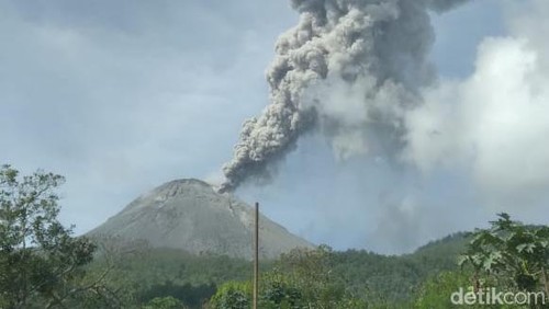 Gunung Lewotobi Laki-Laki kembali meletus, Kamis (11/7/2024).