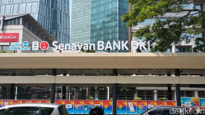 Halte TransJ GBK menjadi Halte Senayan Bank DKI. (Astrid Meishella/detikcom)