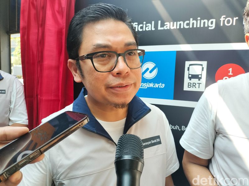 Halte TransJ GBK menjadi Halte Senayan Bank DKI. (Astrid Meishella/detikcom)