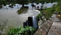 Jarak pandang terbatas akibat hujan deras menjadi penyebab kecelakaan tersebut.  
