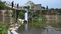 Sebuah mobil nyemplung ke saluran pembuangan limbah hingga menyebabkan pengemudi tewas di Veracruz, Mexico.