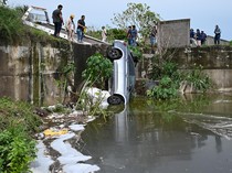 Hujan Deras, Mobil Nyemplung ke Saluran Pembuangan Limbah di Meksiko