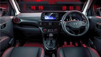 Bukan hanya eksterior, interior Hyundai Exter Knight Edition juga dibuat serba gelap dengan garis-garis merah di beberapa bagian. Kemudian di kursinya ada tulisan ‘Exter’ dengan corak yang membentuk pola acak. Foto: Doc. Hyundai.
