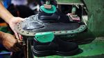 Intip Pembuatan Sepatu Sekolah untuk Pelajar Kurang Mampu