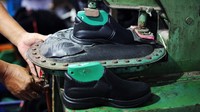 Industri rumahan tersebut memproduksi sekitar 8.000 pasang sepatu sekolah pesanan Pemkot Surabaya. Nantinya sepatu-sepatu itu akan dibagikan gratis kepada pelajar dari keluarga yang kurang mampu atau masyarakat berpenghasilan rendah di Surabaya.  