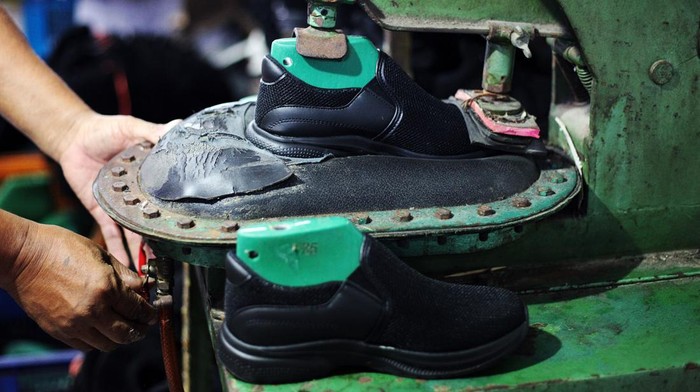 Pekerja membuat sepatu sekolah di salah satu industri rumahan di Gubeng Jaya, Surabaya, Jawa Timur, Rabu (10/7/2024). Industri rumahan sepatu tersebut memproduksi sekitar 8.000 pasang sepatu sekolah pesanan Pemkot Surabaya yang nantinya dibagikan gratis kepada pelajar dari keluarga yang kurang mampu atau masyarakat berpenghasilan rendah di Surabaya. ANTARA FOTO/Didik Suhartono/tom.