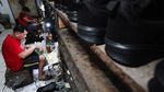 Intip Pembuatan Sepatu Sekolah untuk Pelajar Kurang Mampu