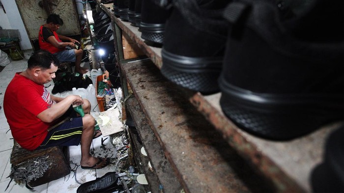 Pekerja membuat sepatu sekolah di salah satu industri rumahan di Gubeng Jaya, Surabaya, Jawa Timur, Rabu (10/7/2024). Industri rumahan sepatu tersebut memproduksi sekitar 8.000 pasang sepatu sekolah pesanan Pemkot Surabaya yang nantinya dibagikan gratis kepada pelajar dari keluarga yang kurang mampu atau masyarakat berpenghasilan rendah di Surabaya. ANTARA FOTO/Didik Suhartono/tom.