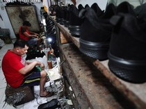 Intip Pembuatan Sepatu Sekolah untuk Pelajar Kurang Mampu