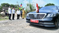 Jokowi mengatakan jalan daerah di provinsi Lampung masih banyak sekali yang belum mulus.