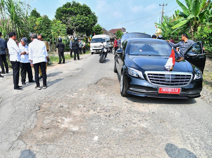 Presiden Joko Widodo (Jokowi) dalam kunjungannya ke Lampung Selatan sempat mengecek jalanan, Kamis (11/7/2024). Ternyata jalan yang dicek berlubang.