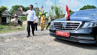 Jokowi mengecek jalan yang rusak di sela-sela kunjungan kerja di Lampung Selatan.