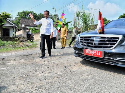 Momen Jokowi Cek Jalan Rusak di Lampung Selatan