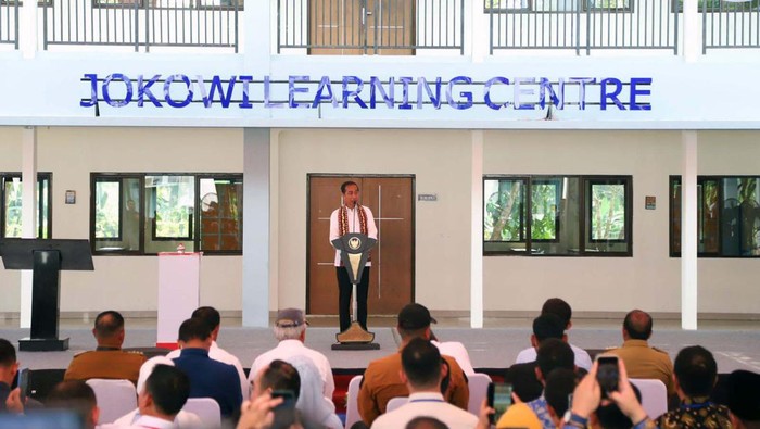 Presiden Joko Widodo meresmikan Jokowi Learning Center SMA Kebangsaan, Lampung Selatan, Lampung. Jokowi terkejut dengan fasilitasnya yang modern.