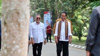 Dalam kesempatan tersebut Jokowi turut didampingi oleh Menteri Perdagangan Zulkifli Hasan, Menteri PUPR Basiki Hadimuljono, Menteri Pertanian Amran Sulaiman, serta Gubernur Lampung Arinal Djunaidi. SMA Kebangsaan adalah sekolah yang didirikan oleh Menteri Perdagangan sekaligus Ketua Umum PAN Zulkifli Hasan (Zulhas). 