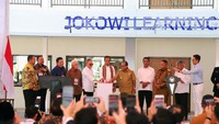 Presiden Joko Widodo (Jokowi) meresmikan Jokowi Learning Center SMA Kebangsaan, Lampung Selatan, Lampung. Jokowi terkejut dengan fasilitas Jokowi Learning Center yang modern. 