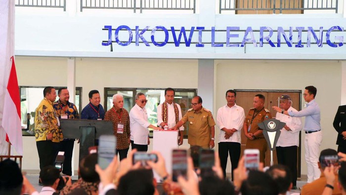 Presiden Joko Widodo meresmikan Jokowi Learning Center SMA Kebangsaan, Lampung Selatan, Lampung. Jokowi terkejut dengan fasilitasnya yang modern.