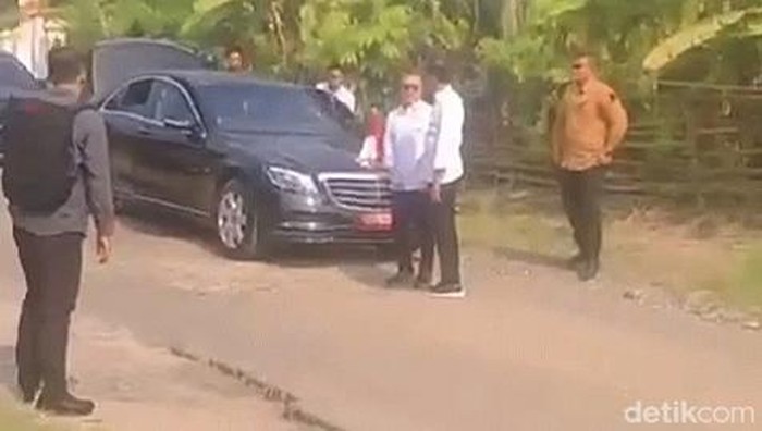 Jokowi turun dari mobil untuk cek lubang jalan di Lampung Selatan.